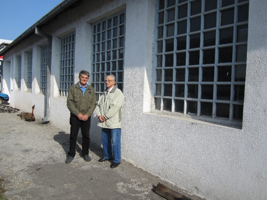 Dragan Petronijević i Petar Miljković ispred  bivše zgrade preduzeća  „Nikola Tesla“ u ulici Aleksandra Rankovića